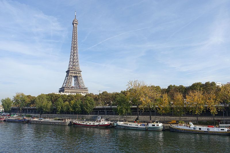 Fotografía de la Torre Eiffel desde el río Sena